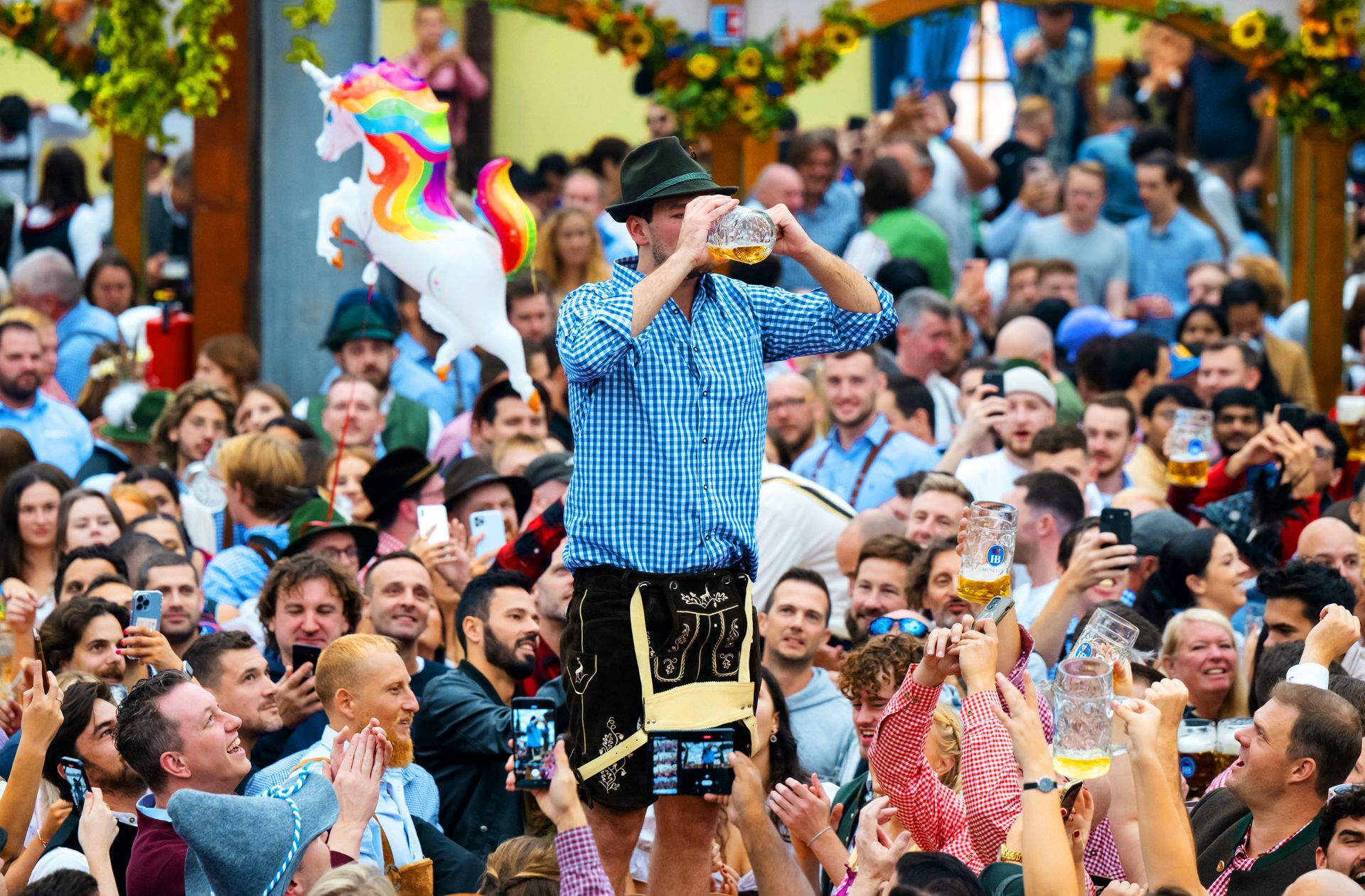 In den Bierzelten auf der Wiesn herrscht ausgelassene Stimmung – auch wenn das Ansteckungsrisiko dort enorm hoch ist.