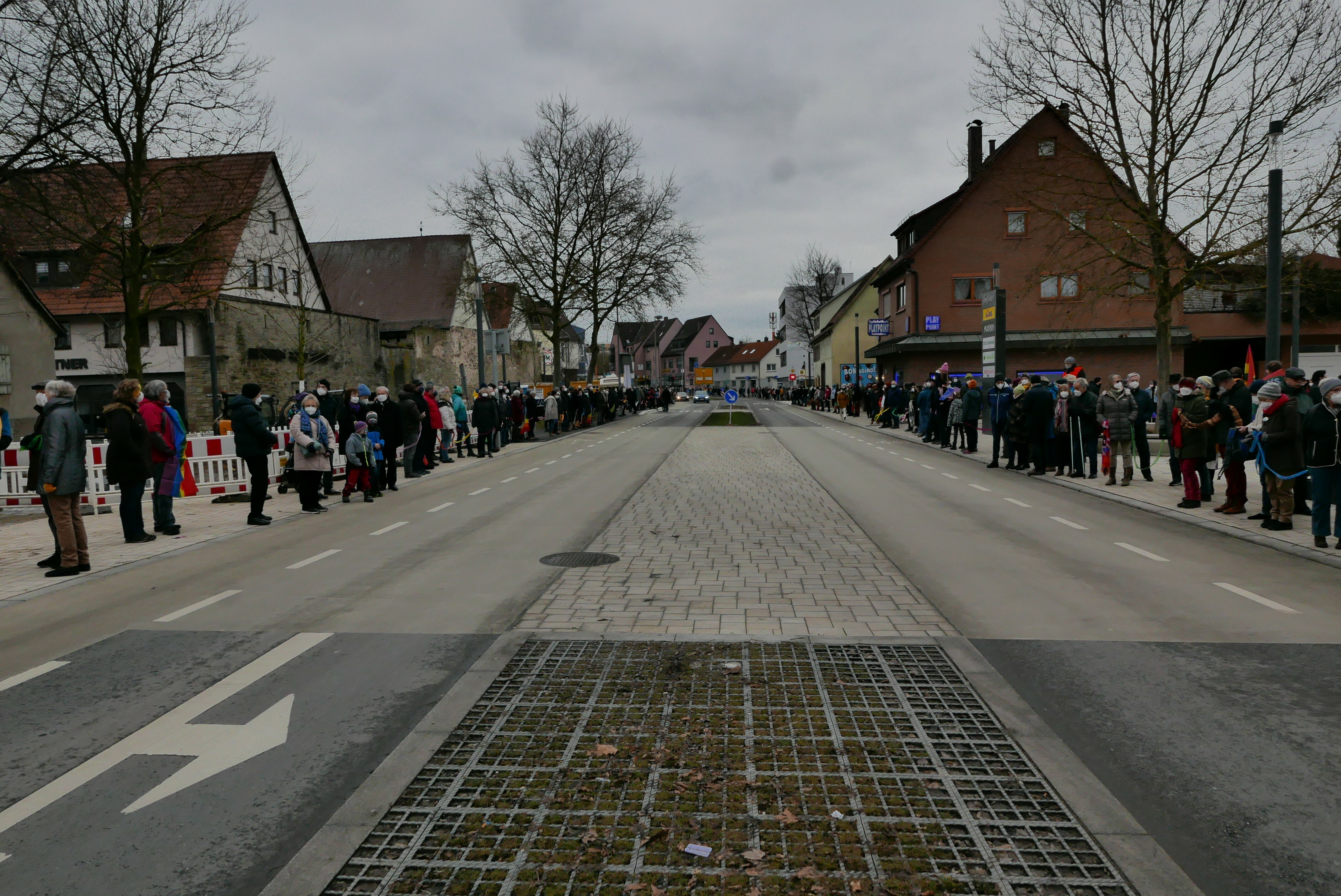 Rund 1000 Menschen säumten die Seestraße für ein weltoffenes Herrenberg als Gegendemonstration zur AfD-Kundgebung. Bild: Jung