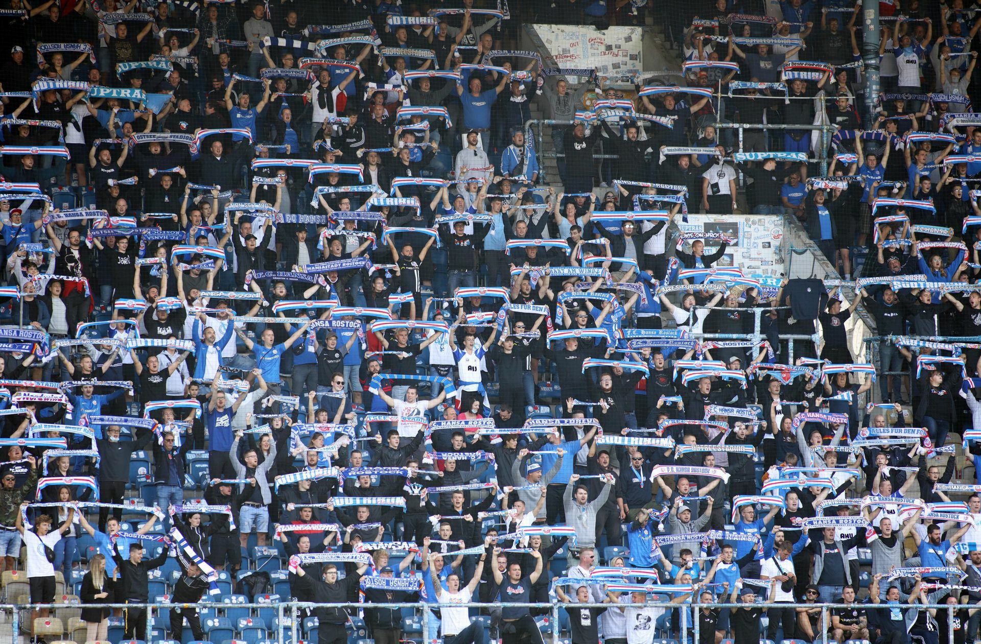 Als hätte es das Coronavirus nie gegeben: Fans von Gastgeber Hansa Rostock beim Pokalspiel gegen den VfB Stuttgart am 13. September.