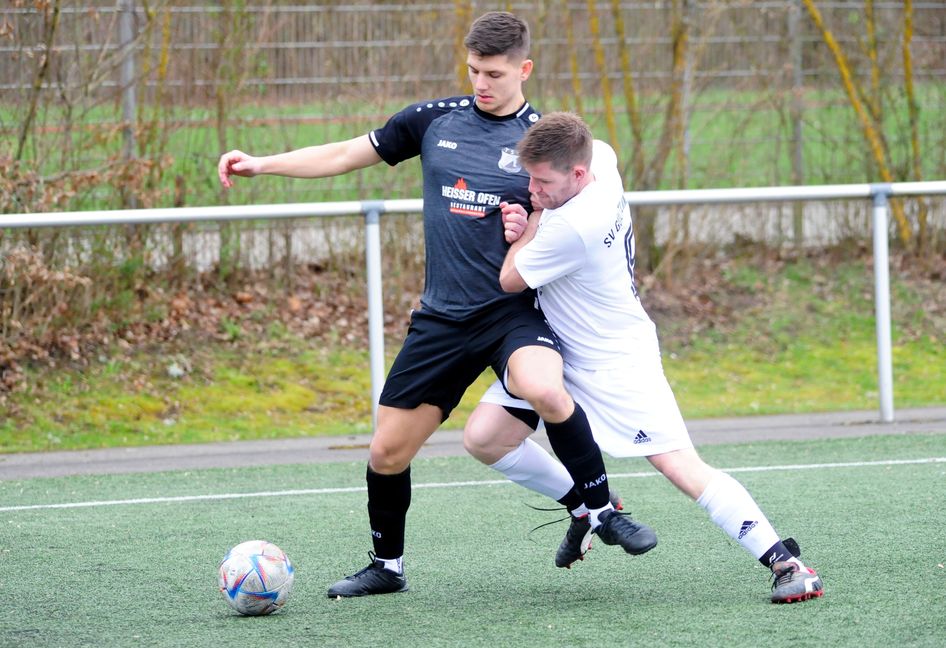 Für Kevin Hörner (links) und den TSV Dagersheim ist das 2:2 gegen Gültlingen eigentlich zu wenig.    Bild: Photostampe