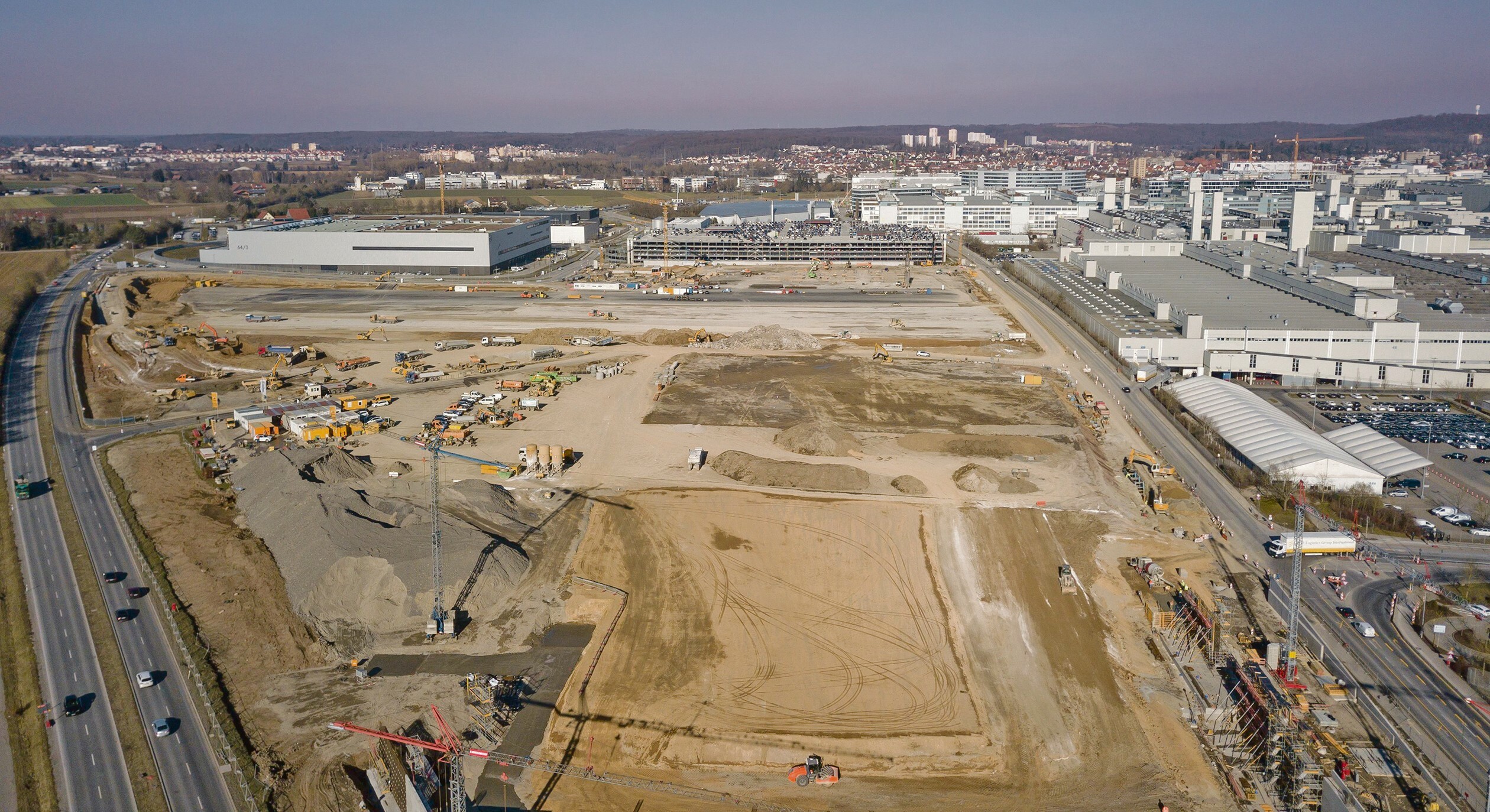 Digitale Grundsteinlegung der „Factory 56“ im Mercedes-Benz Werk Sindelfingen: Baustelle der „Factory 56“.
Digital laying of the cornerstone at the Mercedes-Benz Sindelfingen plant: Construction Site of the “Factory 56”.