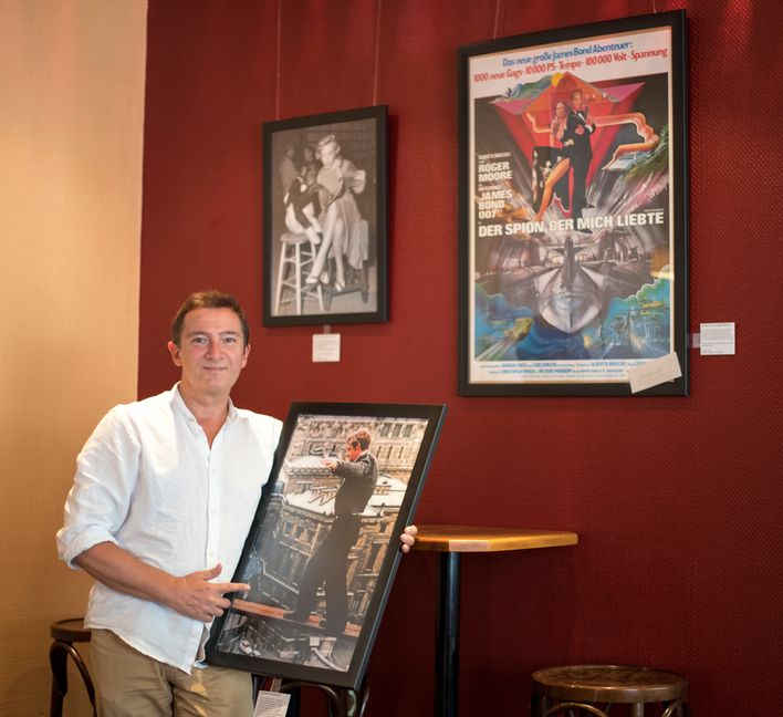 Mike Siegel zeigt derzeit eine Auswahl seiner Filmplakate in Sindelfingen. Bild: Eri Kontos