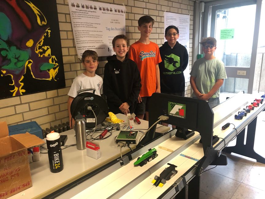 Beliebt beim Tag des Buntstifts: Die Rennautos der Formel 1-AG vom Gymnasium Unterrieden. Bild: Bühl