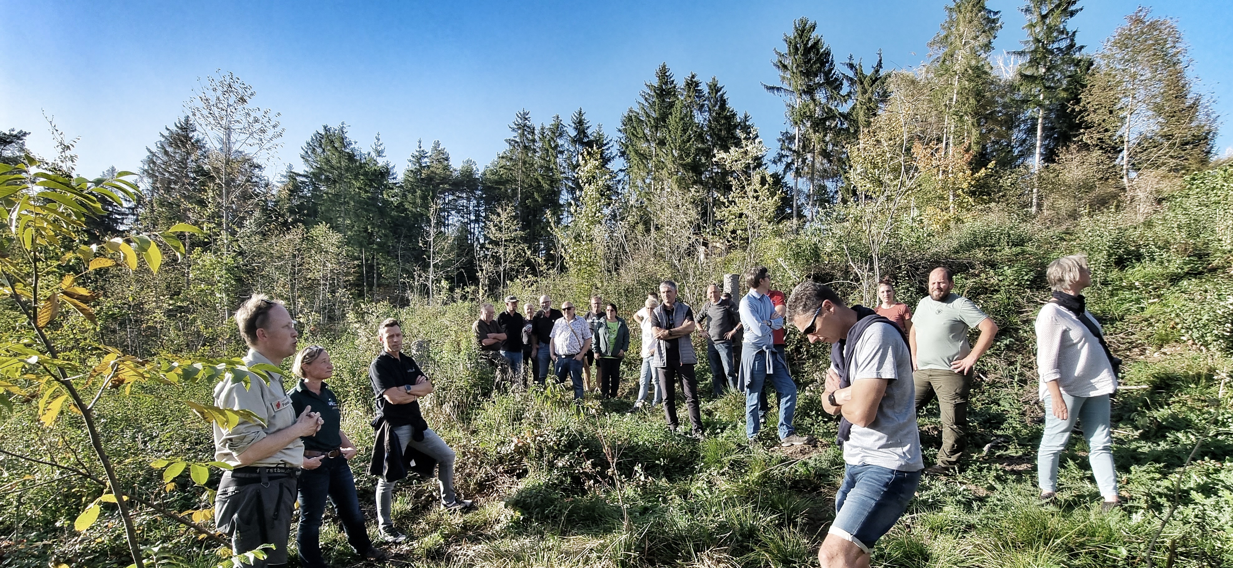 Die Förster Joachim Klausner und Alexandra Radlinger (Vorne von links) beim Waldbegang mit dem Holzgerlinger Gemeinderat, interessierten Bürgern und Jagdpächtern: Der fortschreitende Klimawandel führt auch in der Forstwirtschaft zu großen Veränderungen.      Bild: Hamann