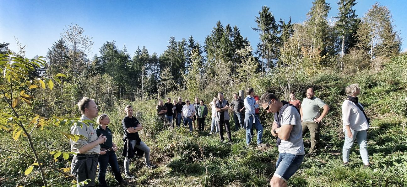 Die Förster Joachim Klausner und Alexandra Radlinger (Vorne von links) beim Waldbegang mit dem Holzgerlinger Gemeinderat, interessierten Bürgern und Jagdpächtern: Der fortschreitende Klimawandel führt auch in der Forstwirtschaft zu großen Veränderungen.      Bild: Hamann