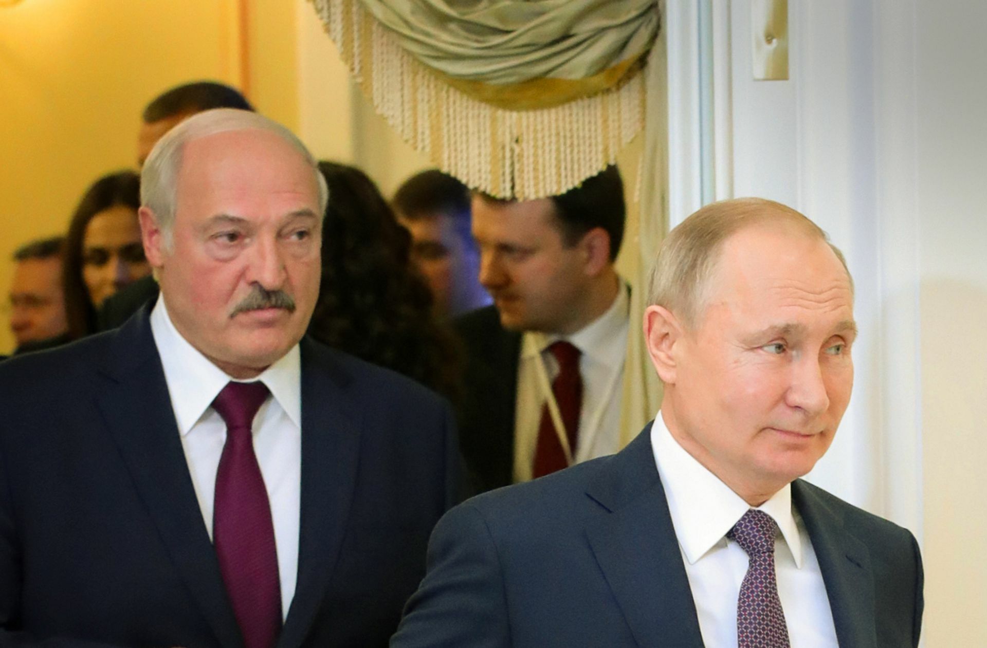 Lukaschenko hinter Putin, das war schon bei einem Treffen in St. Petersburg im Dezember so. Auch diesmal war klar, wie die Rollen verteilt sind.
