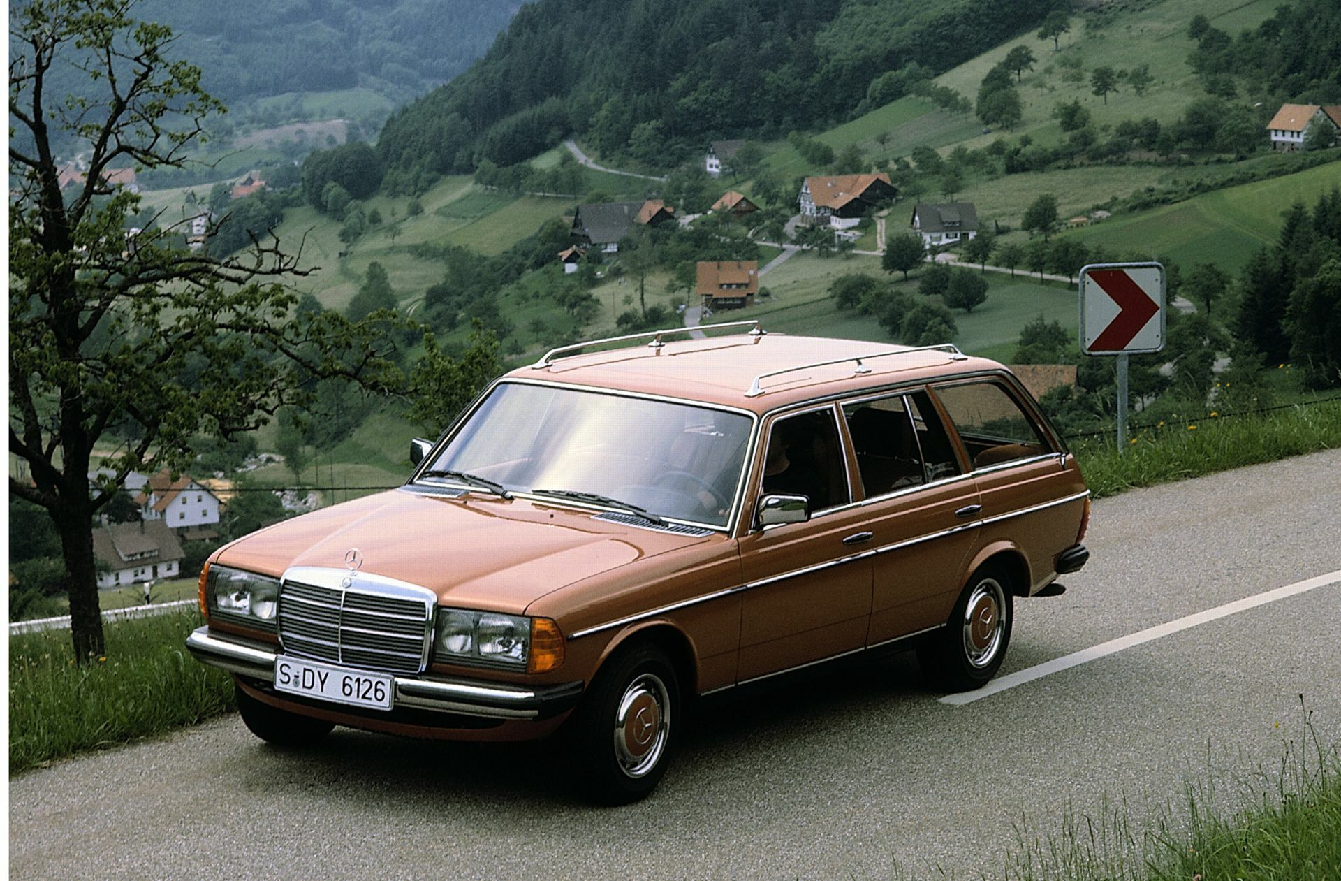 Der  W 123 ist der beliebteste Oldtimer von Mercedes.