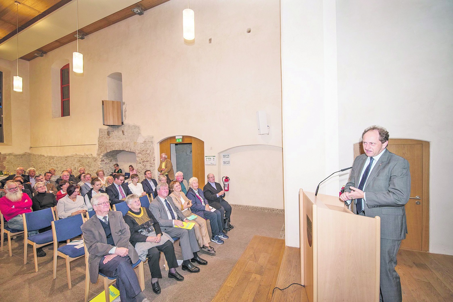 Alexander Graf Lambsdorff bei seiner Rede über Europapolitik beim FDP-Jubiläum im Klösterle. In der ersten Reihe von links: Dietmar und Inge Spreer, Norbert und Lena Floegel und Ehrenbürgerin Rose Schnaufer.  Bild: Richter