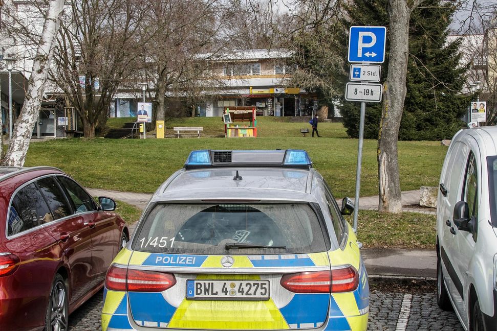 Nach dem Messer-Überfall bleibt der Täter auf der Flucht und die Polizei ihm auf den Spurgen.Bild: SDMG/Dettenmeyer/A
 SDMG