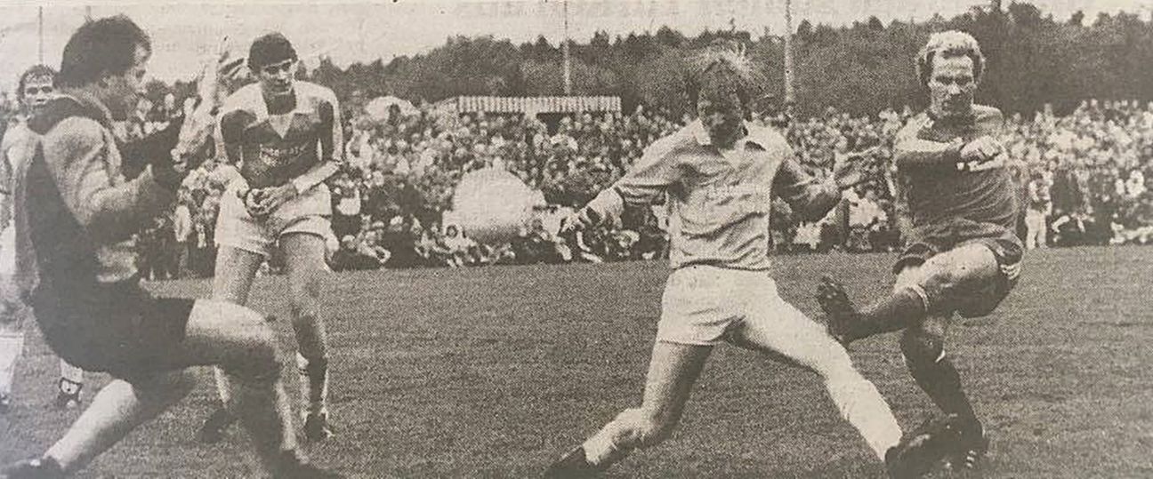 Volles Stadion beim Benefizspiel des FC Bayern München in Schönaich am 5. Oktober 1982. 6500 Zuschauer kamen zu der Partie, bei der es am Ende nur Gewinner gab. Auf dem Bild setzt sich Karl-Heinz Rummenigge gegen Dieter Paetzold durch und schießt ein Tor für den FCB. Bild: z