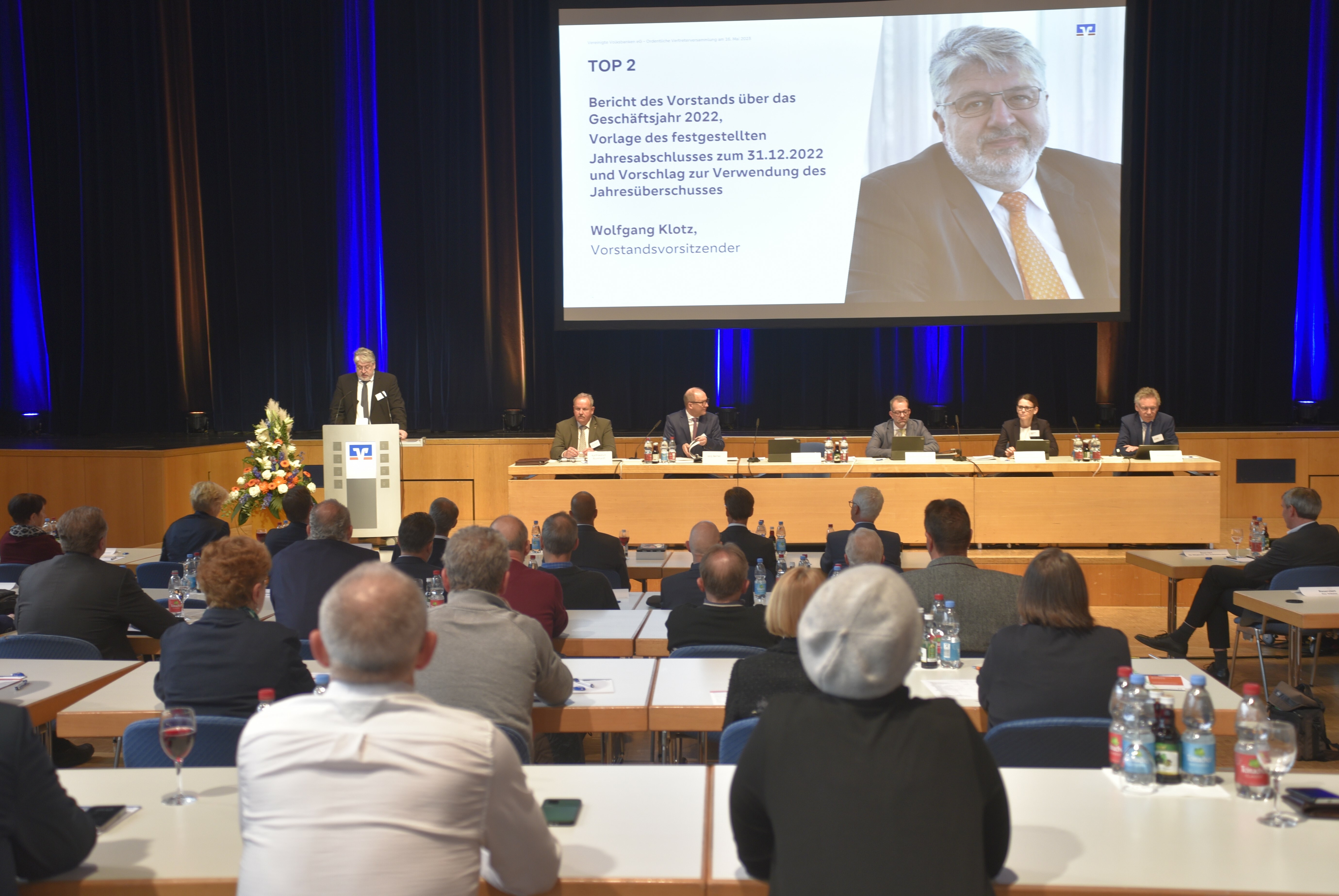 Der Vorstandsvorsitzende Wolfgang Klotz erläutert der Vertreterversammlung die letztjährige Bilanz der Vereinigte Volksbanken.   Bild: Reichert