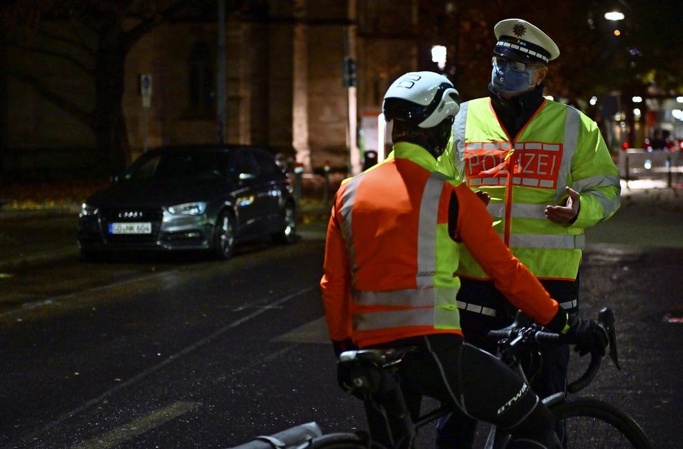 Gut sichtbar, gut behütet: ein Radfahrer bei einer Polizeikontrolle in Stuttgart. Foto: Lichtgut/Leif Piechowski