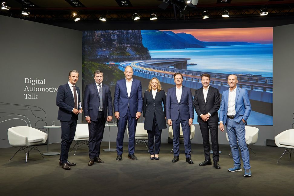 Digital Automotive Talk (von links): Markus Lanz (Moderator), Felix Kuhnert (PwC), Arnd Franz (Vorsitzender der Mahle Konzern-Geschäftsführung), Prof. Dr. Claudia Kemfert (Leiterin der Abteilung Energie, Verkehr, Umwelt am DIW Berlin und Professorin für Energiewirtschaft und Energiepolitik), Markus Schäfer (Mitglied des Vorstands der Mercedes-Benz Group AG, Chief Technology Officer, Entwicklung & Einkauf), Dr. Mathias Hüttenrauch (CEO CATL Europe) und Prof. Dr. Stefan Bratzel (Center of Automotive Management)