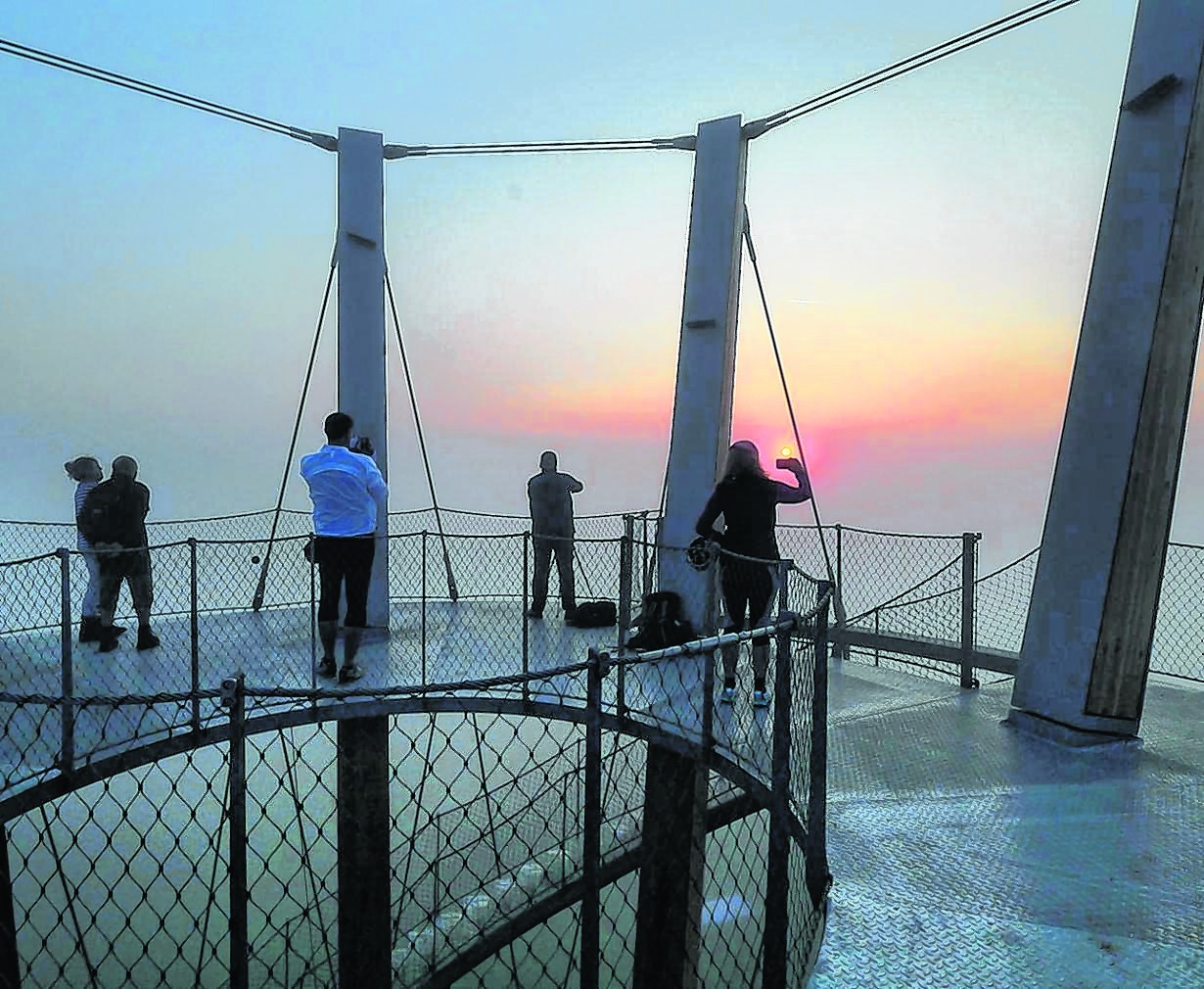 Sonnenuntergang auf dem Schönbuchturm. 35 Meter über dem Boden hat man eine Aussicht bis zu den Höhenzügen des Schwarzwalds. Am Wochenende erklommen rund 3000 Besucher das neue Wahrzeichen.  Bild: Ludwig Migl