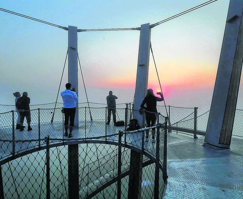 Sonnenuntergang auf dem Schönbuchturm. 35 Meter über dem Boden hat man eine Aussicht bis zu den Höhenzügen des Schwarzwalds. Am Wochenende erklommen rund 3000 Besucher das neue Wahrzeichen.  Bild: Ludwig Migl