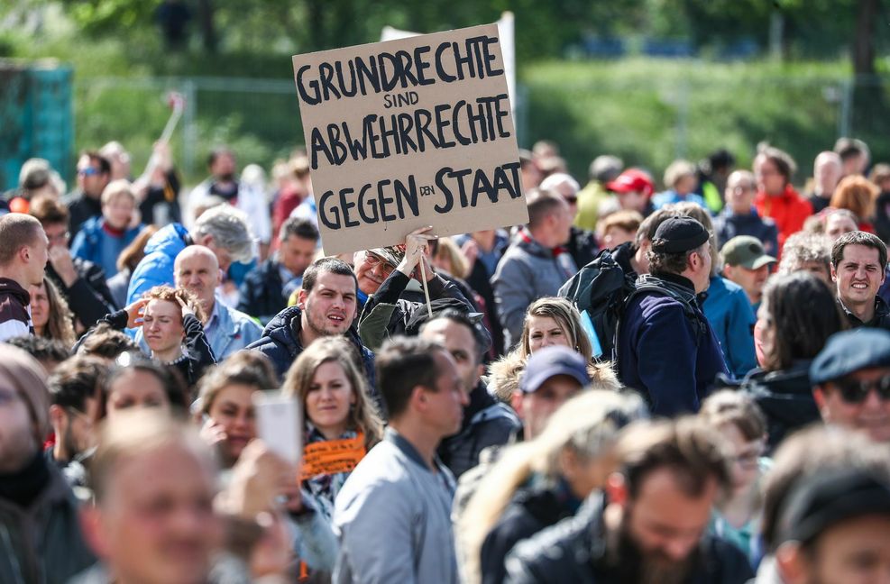 Nicht alle Kritiker der Corona-Politik , belassen es beim friedlichen Protest. Im Mai gab es auf dem Wasen einen Schwerverletzten.