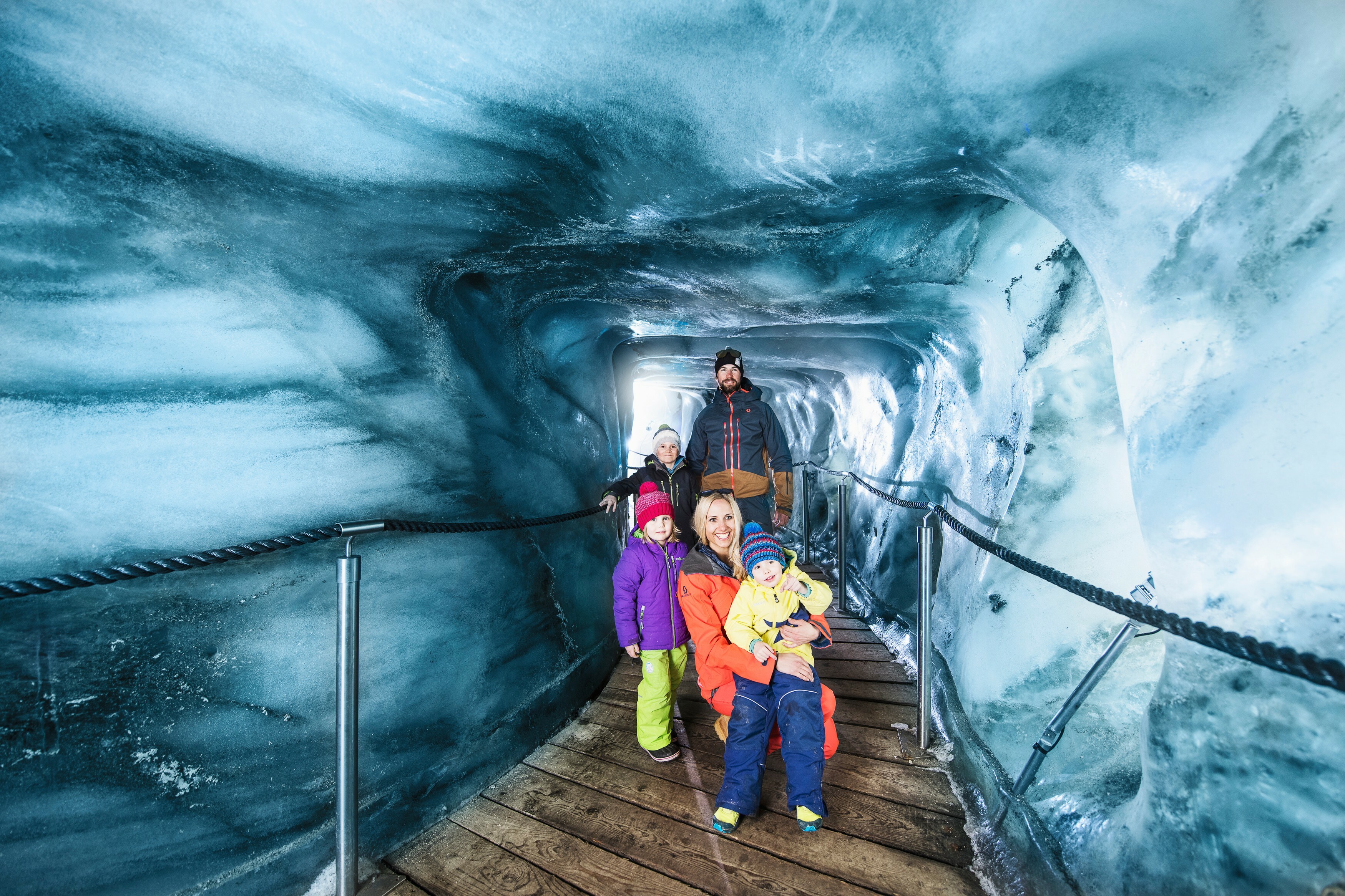 Erlebnis für die ganze Familie: Die Eisgrotte am Stubaier Gletscher.  Bild: Andre Schönherr
