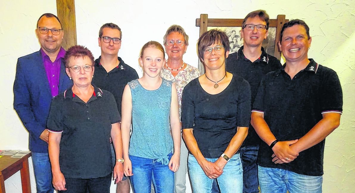 Das Vorstandsteam des SV Magstadt (von links): Stephan Scheel (Vorsitzender), Ulla Henke (Geschäftsstelle), Michael Barsch (IT/Datenschutz), Meike Walz (FSJ 2017/2018), Ursula Garschke (Schriftführerin), Elke Wolf (Geschäftsstelle), Andreas Schlegel (Kassier), Ralf Schmid (Stellvertreter). Auf dem Bild fehlt Aurelia Scheel (Jugendvorstand).  Bild: Bilaniuk