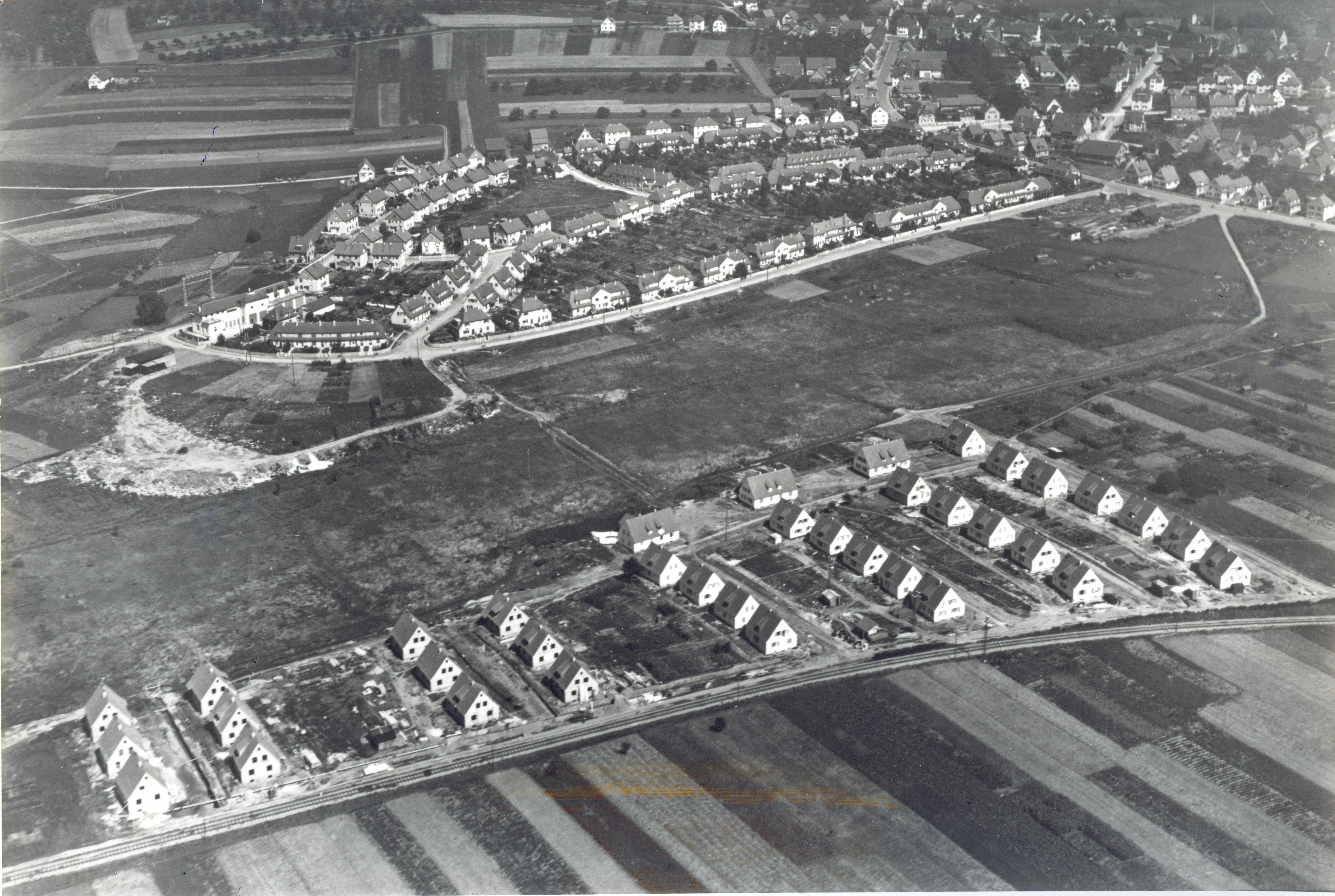 Eine Aufnahme vom 24. August 1936: Im Vordergrund ist die Fronäckersiedlung zu sehen, im Hintergrund dieZimmerplatzsiedlung.   Bild: Strähle Luftbild