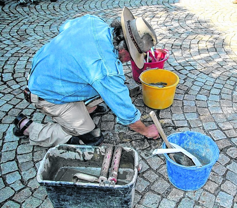 Gunter Demnig verlegt vier neue Stolpersteine in Holzgerlingen. Rechts im Bild der Stolperstein für Maria Katharina Mesle. Bilder: Denner