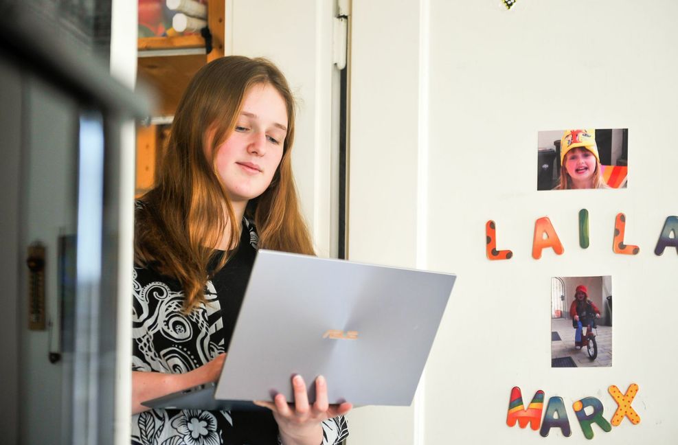 Ganz alleine lernen vor dem Computer empfinden viele Schüler als stressig. Foto: Lichtgut/Max Kovalenko