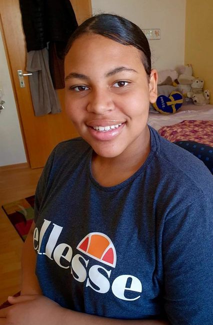 Chinara Okafor, 12 Jahre, 6. Klasse, Realschule Bonlanden: „Ich war vor den Osterferien nur für zwei Tage im Wechselunterricht und jetzt sieht es schon wieder so aus, als wäre nach zwei Tagen wieder alles vorbei.  Schule auf, Schule zu, das ist Frustration pur! Und wie es mit den Klassenarbeiten weitergeht, kann uns auch keiner sagen. Ich habe jetzt aufgehört, mir Lernpläne oder schöne Zusammenfassungen zu schreiben. Warum soll ich mir noch Mühe geben, wenn sogar die Lehrer keine Lust mehr haben? Die sind an manchen Tagen so genervt, da traue ich mich kaum noch nachzufragen, wenn ich etwas nicht verstanden habe.     Das war echt nicht immer so. Die meisten Lehrer waren hoch motiviert und haben dir alles erklärt, damit du in der Arbeit eine gute Note schreibst und den Durchschnitt nicht runterziehst. Jetzt fehlt mir auf alle Fälle Stoff.  In Mathe habe ich das Multiplizieren von Dezimalzahlen noch nicht so richtig verstanden. Ich habe echt genug vom Fernunterricht. Man sitzt nur noch drinnen vor dem Handy oder dem Laptop, bekommt viereckige Augen und denkt irgendwann: Wow, ich bin hier ganz allein ohne Kontakt zu anderen Menschen! Wäre ich jetzt in der Schule, würde ich  mit anderen Kindern reden. Aber jetzt frühstücke ich in der großen Pause in meiner Küche und rede halt mit meinem Bruder. Mein Fußballtraining ist seit November komplett lahmgelegt. Ich sehe manchmal noch drei von meinen Freundinnen, dann kicken wir auf dem Spielplatz. Aber das ist alles.   Mir fehlt für alles die Motivation. Manchmal lasse ich bis 14 Uhr den Schlafanzug an.   Ich bin ja eh zu Hause, warum soll ich da etwas Aufwendiges anziehen oder mir meine Haare machen. Eigentlich mache ich mir für die Schule jeden Tag eine andere Frisur, die ich schon am Vortag ausprobiere.     Jetzt stopfe ich die Haare halt irgendwie in einen Dutt und fertig.“ Foto: privat