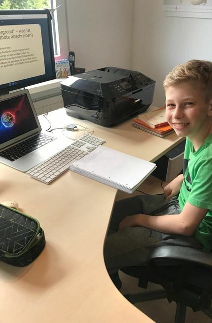 Lucas Kübrich, 14 Jahre, 8. Klasse, Königin-Katharina-Stift in Stuttgart: „Als ich gehört habe, dass wir jetzt wieder in die Schule sollen, habe ich gleich gesagt: Das wird doch eh wieder nichts!  Es ist richtig, dass die Schulen bei so einer hohen Inzidenzzahl geschlossen bleiben. Ich will niemanden anstecken. Trotzdem ist meine Stimmung total gedrückt, denn es gibt keinerlei Aussicht auf Besserung oder auf besondere Regeln für uns. Es heißt immer nur: Ihr bleibt daheim, bis die Inzidenz niedriger ist und dann könnte Ihr wiederkommen. Klasse acht habe ich im Fernunterricht verbracht, damit habe ich mich abgefunden. Ich gehe jetzt im Prinzip wieder in die Sommerferien. Ich rechne nicht damit, dass wir vor Oktober zurückdürfen.  Der ewige Fernunterricht stresst mich. Es sind mehr Aufgaben als sonst, du musst dich extrem schnell umstellen, weil jeder Lehrer ein anderes Unterrichtsmodell umsetzt und jeder anders mit dir interagiert. Und einige  Lehrer haben so wenig Medienkompetenz, dass du überlegen musst, wie du ihnen jetzt erklärst, was wie nicht  funktioniert und was sie jetzt machen müssen.     Nur  Wilhelm Tell in Deutsch macht mir richtig Spaß, hätte ich auch nicht gedacht. Aber, wenn wir den mit verteilten Rollen lesen, fühlt es sich fast wie Präsenzunterricht an. Meine Freunde sehe ich nur noch online. Alle wollen sich schützen und schotten sich ab. Ich bleibe trotzdem positiv. Anders geht es ja gar nicht. Aber: Ich wäre sofort bereit, die eine Stunde, die ich länger schlafen kann, wieder aufzugeben, nur um wieder in die Schule gehen zu dürfen. Foto: privat