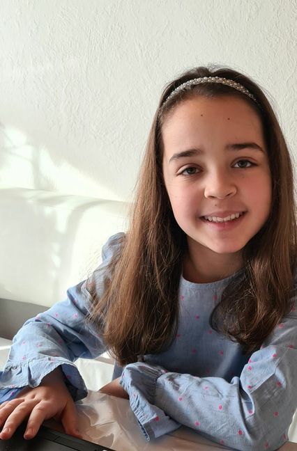Dana Zipperlen, 9 Jahre, 4. Klasse,  Maicklerschule in Fellbach: „Ich habe mich nicht so gefreut, dass ich seit dieser Woche wieder in den Wechselunterricht muss. Ich wäre lieber daheim geblieben, da habe ich weniger Chaos.  Daheim kann ich konzentrierter meine Aufgaben erledigen und ich bin entspannter. Ich darf solange für die Aufgaben brauchen, wie ich will, da stresst mich niemand. Und ich kann mir selbst einteilen, wann ich aufstehen, frühstücken und die Sachen für die Schule erledigen möchte. Wenn es mir morgens zu viel wird, kann ich nachmittags noch etwas machen. Bei diesen hohen Infektionszahlen möchte ich lieber weiter daheim lernen, aber, wenn es kein Corona mehr gibt, würde ich schon gerne wieder in die Schule gehen.“ Foto: privat