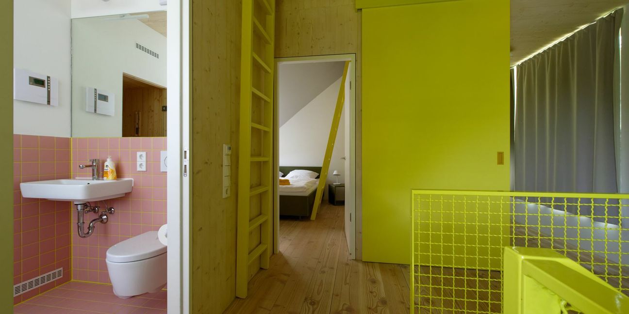 Für den Bau wie auch die ungewöhnliche Innenarchitektur samt Farbgebung zeichnet das Stuttgarter Architekturbüro Amunt verantwortlich.