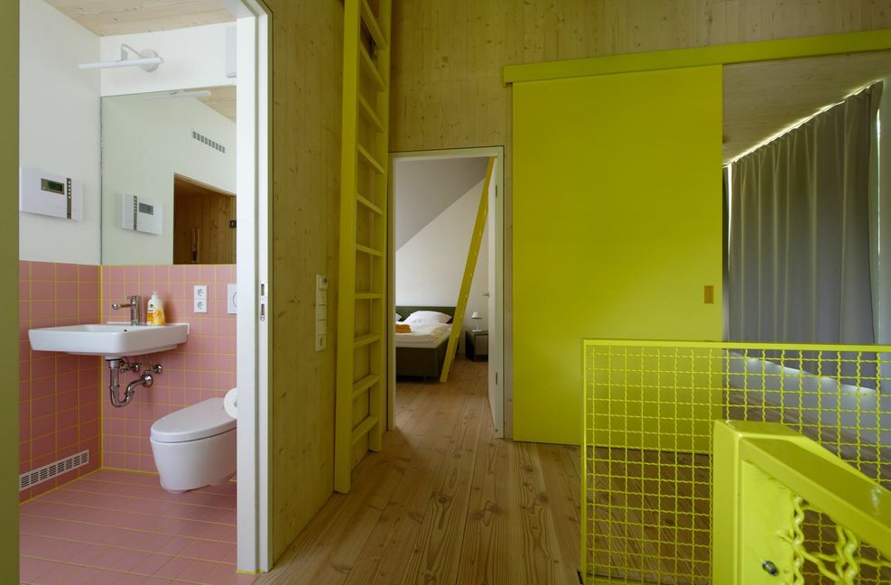 Für den Bau wie auch die ungewöhnliche Innenarchitektur samt Farbgebung zeichnet das Stuttgarter Architekturbüro Amunt verantwortlich.