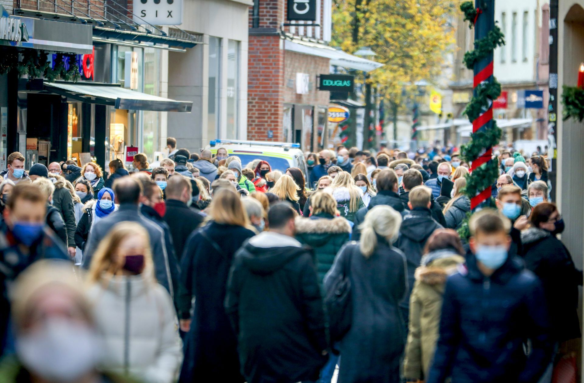 Volle Einkaufsstraßen vor Weihnachten: Trotz steigender Zahlen drängen sich  in vielen Fußgängerzonen noch die Menschen.
