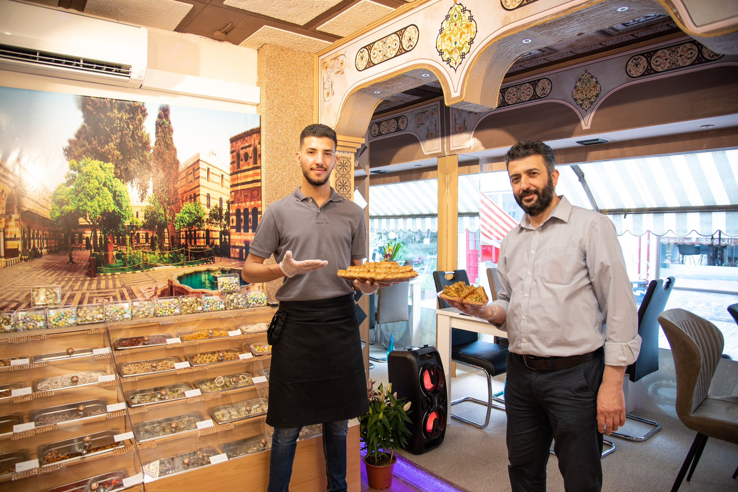 Monaya und Osama Alzein bieten in ihrem Cafè syrische Spezialitäten an. Bild: Nüßle