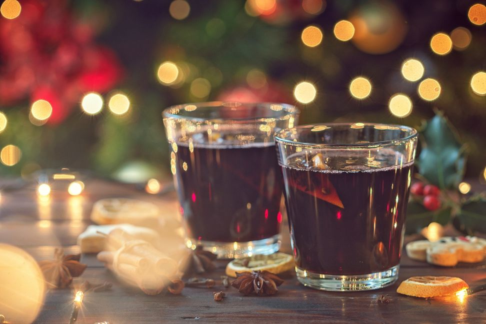Glühwein gehört als Wärmespender und Seelenschmeichler für viele einfach zu kalten Jahreszeit. Bild: Adobe Stock/k2photostudio