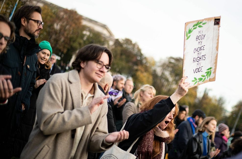 Aktivistinnen demonstrieren weltweit gegen die Gewalt gegen Frauen im Iran, hier in München Ende November.