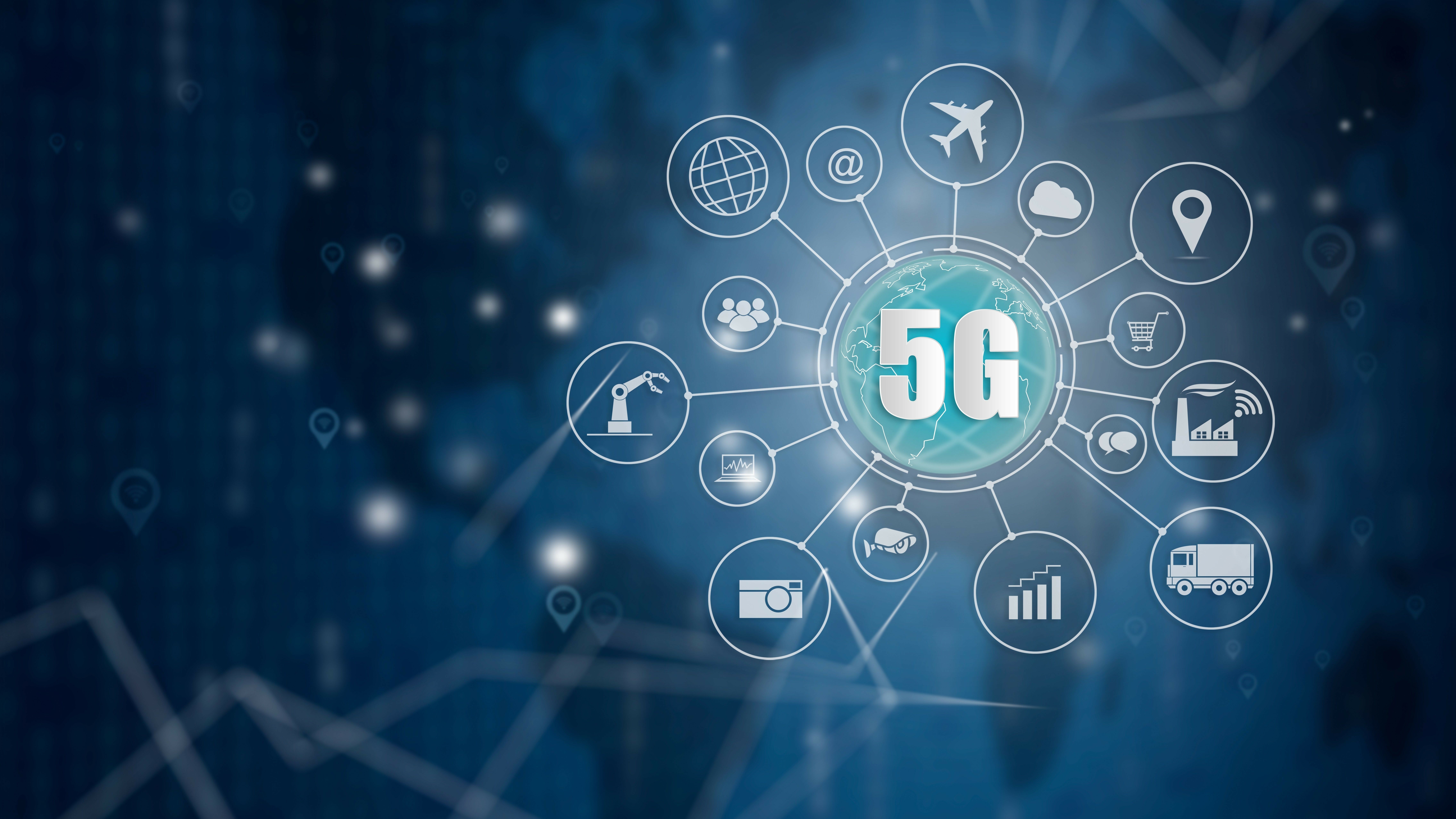 Mercedes-Benz Cars errichtet zusammen mit dem Telekommunikationsunternehmen Telefónica Deutschland und dem Netzwerkausrüster Ericsson in der „Factory 56“ in Sindelfingen das weltweit erste 5G-Mobilfunknetz für die Automobilproduktion. Die dort gewonnenen Erfahrungen fließen in die künftigen Einsätze in weiteren Werken aktiv mit ein. Mit diesem Meilenstein sorgen die Kooperationspartner dafür, dass der Zukunftsstandard 5G für den Industriestandort Deutschland Realität wird.
Together with telecommunications company Telefónica Deutschland and network supplier Ericsson, Mercedes-Benz Cars is putting in place the world's first 5G mobile network for automobile production in its "Factory 56" in Sindelfingen. The experience gained there will be actively incorporated into plans for future implementation in other plants. By putting this milestone in place, the cooperation partners are ensuring that the 5G standard of the future becomes reality for Germany as an industrial base.
