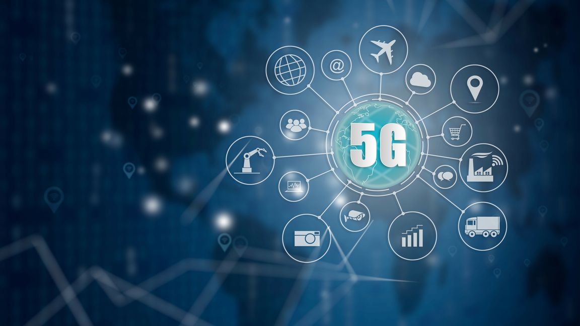 Mercedes-Benz Cars errichtet zusammen mit dem Telekommunikationsunternehmen Telefónica Deutschland und dem Netzwerkausrüster Ericsson in der „Factory 56“ in Sindelfingen das weltweit erste 5G-Mobilfunknetz für die Automobilproduktion. Die dort gewonnenen Erfahrungen fließen in die künftigen Einsätze in weiteren Werken aktiv mit ein. Mit diesem Meilenstein sorgen die Kooperationspartner dafür, dass der Zukunftsstandard 5G für den Industriestandort Deutschland Realität wird.
Together with telecommunications company Telefónica Deutschland and network supplier Ericsson, Mercedes-Benz Cars is putting in place the world's first 5G mobile network for automobile production in its "Factory 56" in Sindelfingen. The experience gained there will be actively incorporated into plans for future implementation in other plants. By putting this milestone in place, the cooperation partners are ensuring that the 5G standard of the future becomes reality for Germany as an industrial base.