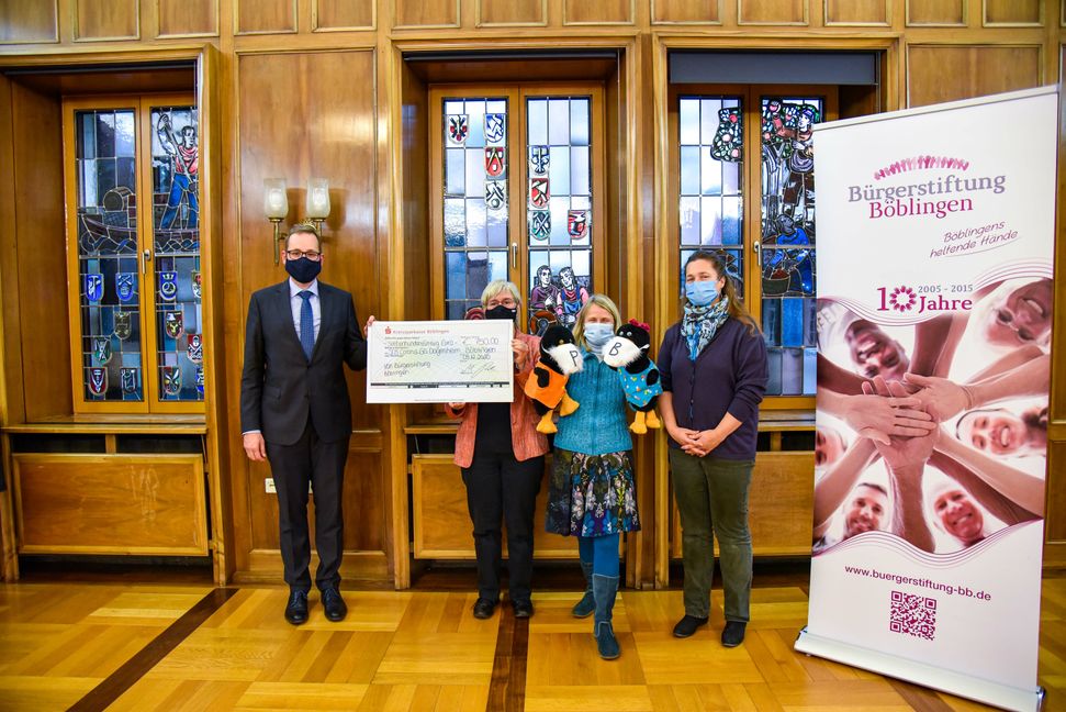 Der Vorstandsvorsitzende der Bürgerstiftung Böblingen,  Michael Fritz  mit Angelika Baur (städtische Gleichstellungsbeauftragte), Marika Röther (Theaterpädagogin) und Kristine Stock (Rektorin Grundschule Dagersheim) für die Corona-Schulung der Grundschule Dagersheim (von links). Bild: z