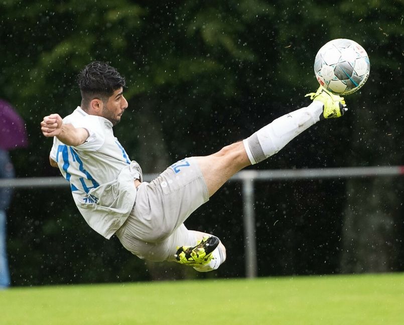 Faramosh Zakrea artistisch im Spiel gegen Oberjettingen: Mit zwei Toren und einer Vorlage war er der entscheidende Mann im Topspiel zum Saisonauftakt der Kreisliga A. Bild: Schmidt