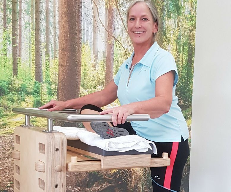 Sabine Wettengel dehnt hier vor allem den großen Gesäßmuskel und den birnenförmigen Muskel, der (wenn verspannt) häufig für ausstrahlende Schmerzen ins Bein verantwortlich ist.
Der klassische Ischias-Schmerz mit Verdacht auf Bandscheibenvorfall kann also auch das Piriformis-Syndrom sein.     Bild: Hagedorn