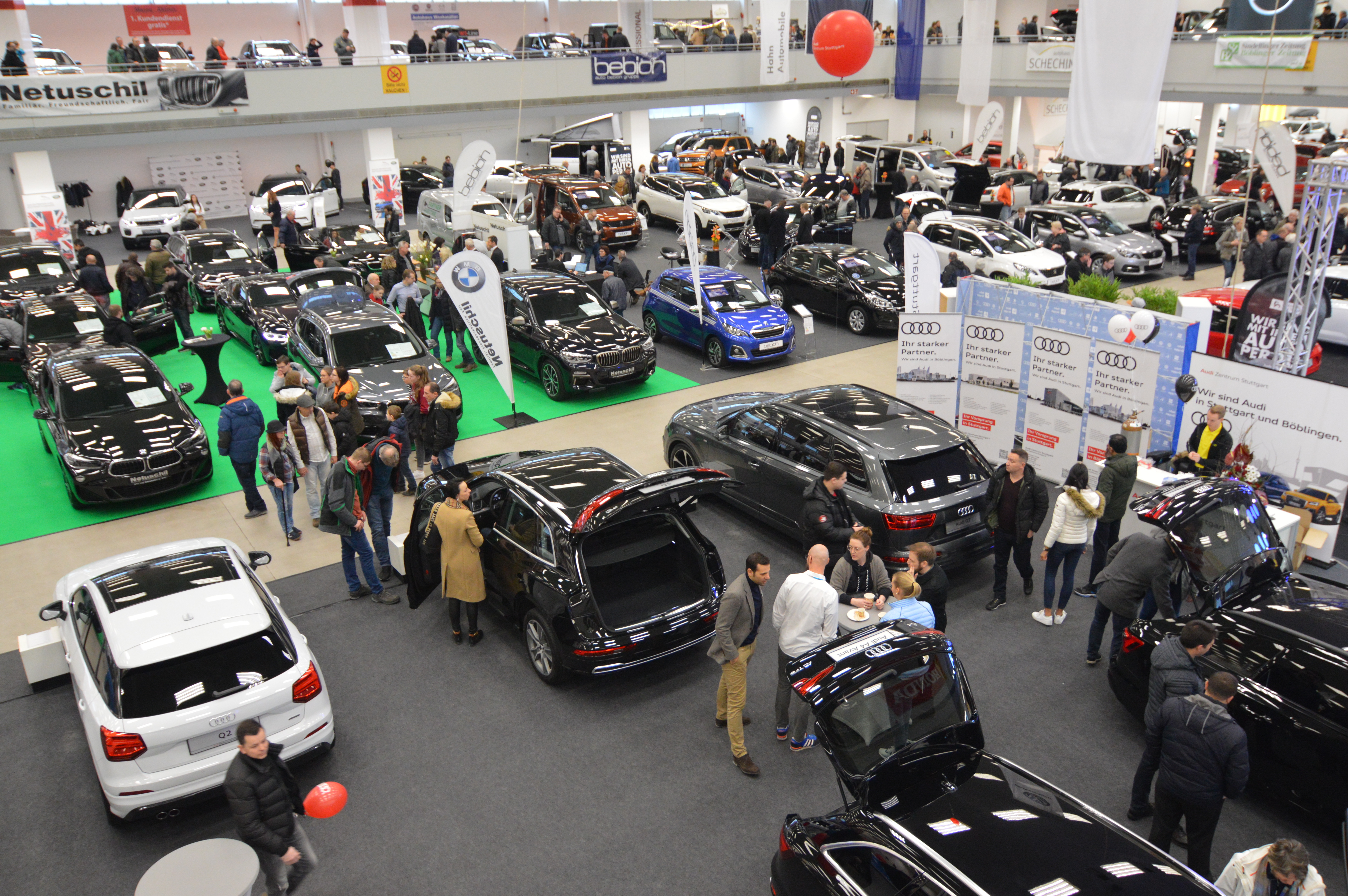Der Autosalon in der Sindelfinger Messehalle war nach Einschätzung der Händler an beiden Tagen sehr gut besucht.	Bild: Reichert