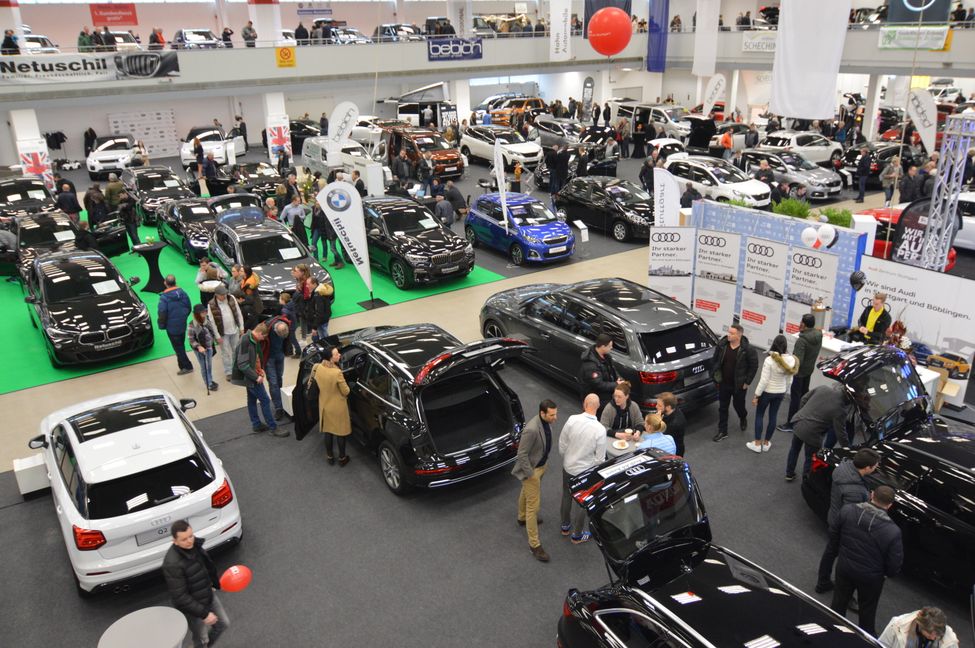 Der Autosalon in der Sindelfinger Messehalle war nach Einschätzung der Händler an beiden Tagen sehr gut besucht.	Bild: Reichert