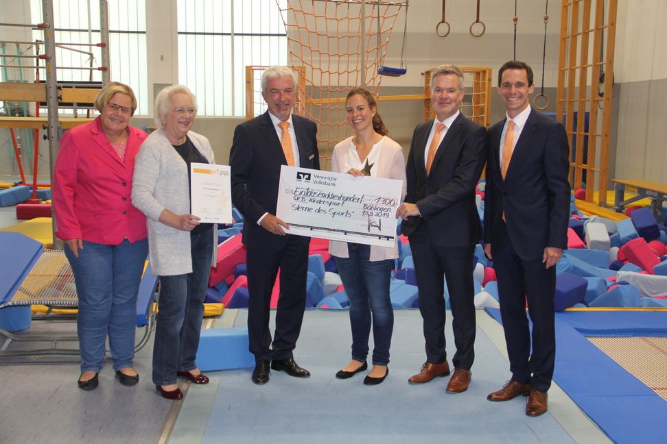 Bei der Preisverleihung dabei: Rose Schaal, Brigitte Müller (beide Vorstand SVB), Edmund Fürch (Volksbank), Kathrin Mallog (Kindersport SVB), Thomas Hübner und Jörg Niethammer (beide Volksbank, von links)