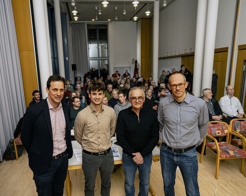 Die Referenten in Renningen vor vollem Haus: Martin Wuttke, stellvertretender Landrat, Marek Steiff vom Bürgerwindpark im Odenwald und vom Arbeitskreis "Bürgerwind Heckengäu" Bernhard Vetter und Jochen Burkhart (von links). Bild: Richter