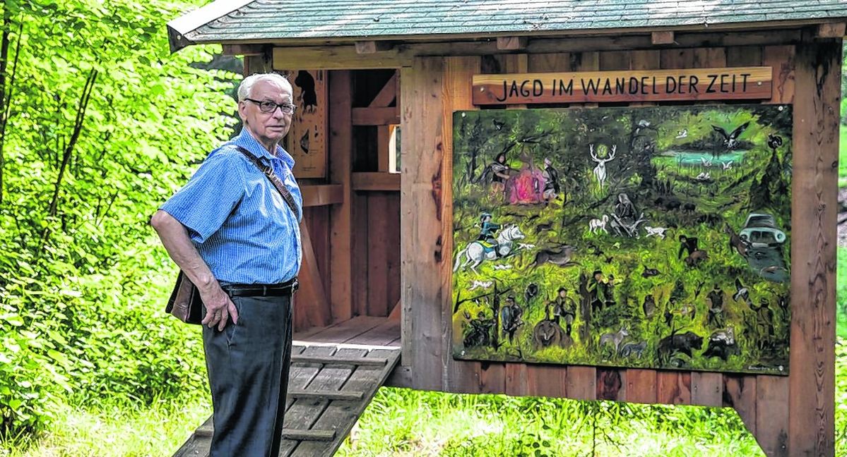 Die Infotafel zum Thema Jagd hat Eberhard Gabler gemalt. Bild: fotoknobi
