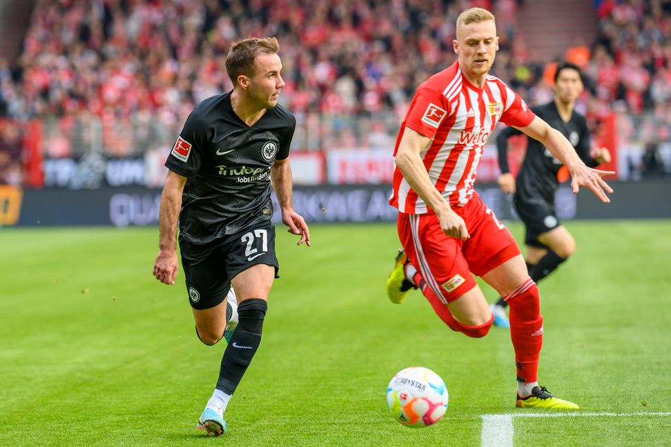 Timo Baumgartl (rechts) im Trikot von Union Berlin in einem Laufduell mit Weltmeister Mario Götze. Bild: Eibner