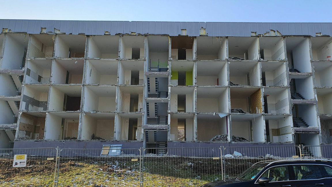 Ein Blick in die Küchen anderer Leute. Manche Fliesenspiegel sind noch gut zu sehen. Andere sind bereits abgeschlagen.    Bild. Wegner