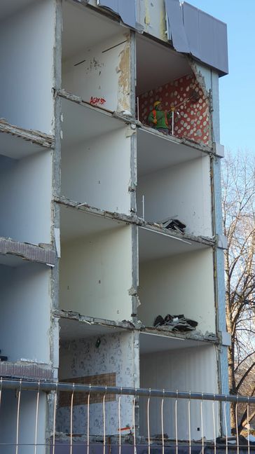 Mann bei der Arbeit. Man achte auf die Wohnung rechts oben.   Bild: Wegner