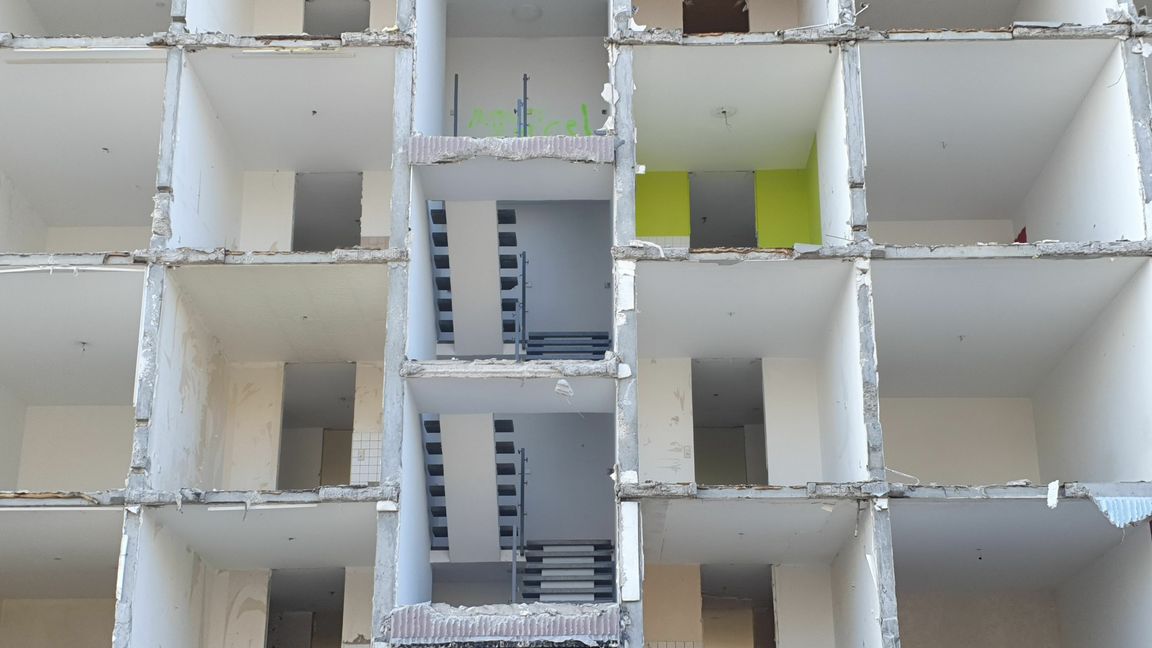 Durch den Zoom wird aus dem Abrisshaus fast schon Kunst.   Bild: Wegner