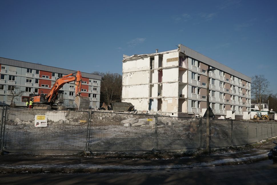 Der Abriss des ersten Hauses in der Pfarrwiesenallee hat begonnen. Bild: Heiden