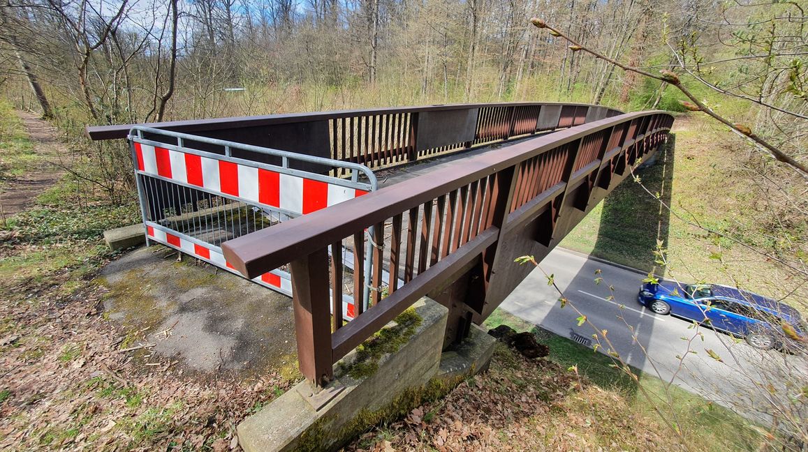 April 2022, es ist Frühling und die Brücke schon über ein Jahr gesperrt. Es wird geprüft, wie es weitergeht.   Bild: Wegner/A